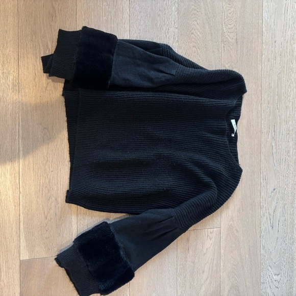 Black sweater with fur cuffs - Picture 1 of 2